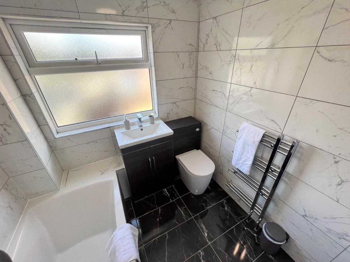The Quiet Sanctuary - 4 Bedroom Holiday home Swindon